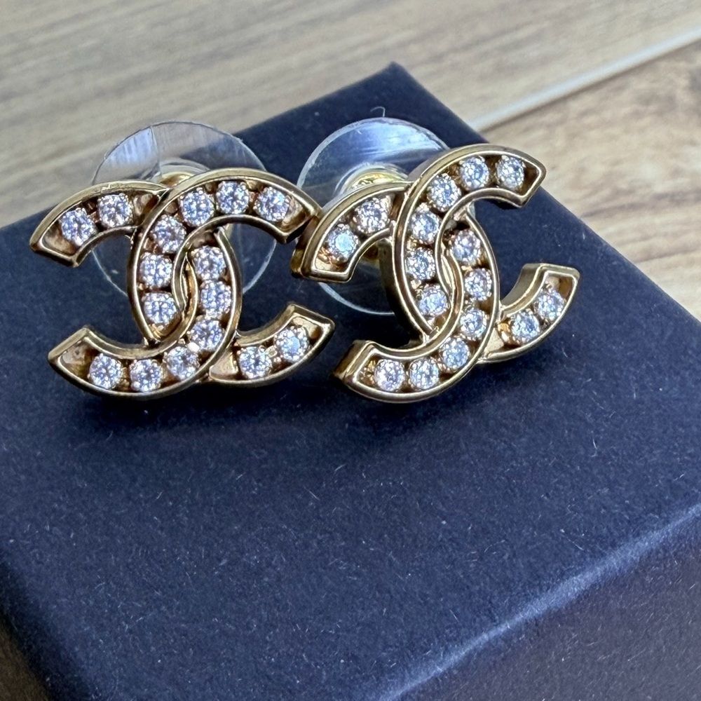 Authentic CHANEL CC Studded Earrings 2021 - Picture 2 of 13